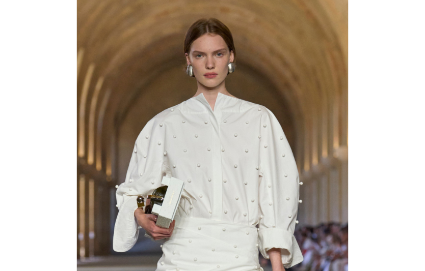 Класична біла сорочка переживає відродження: які моделі радять носити дизайнери